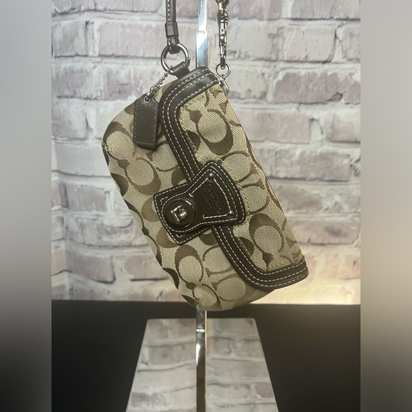 Coach Signature C Wristlet - Picture 2 of 11